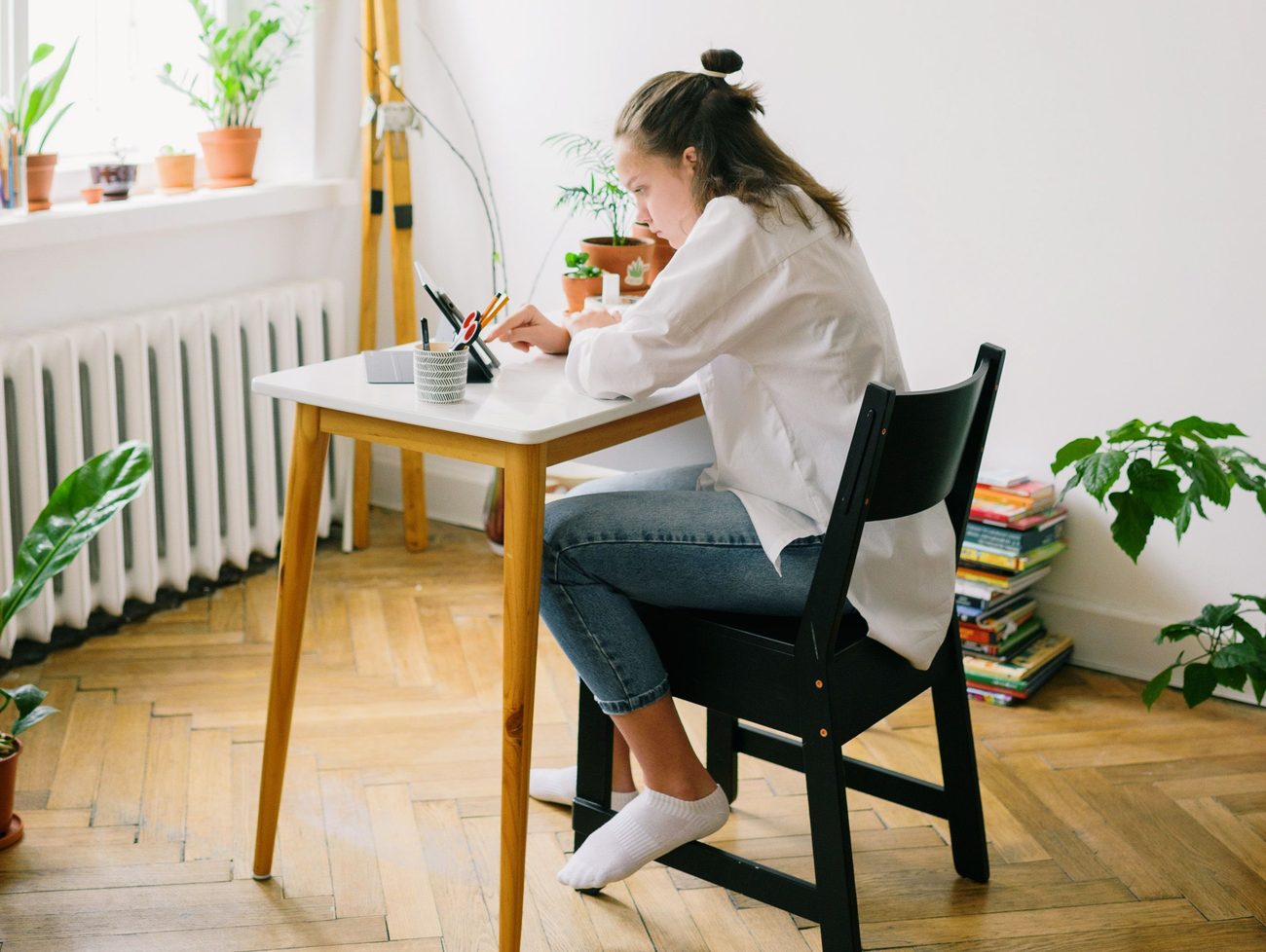 A student concentrating on a study session with her device